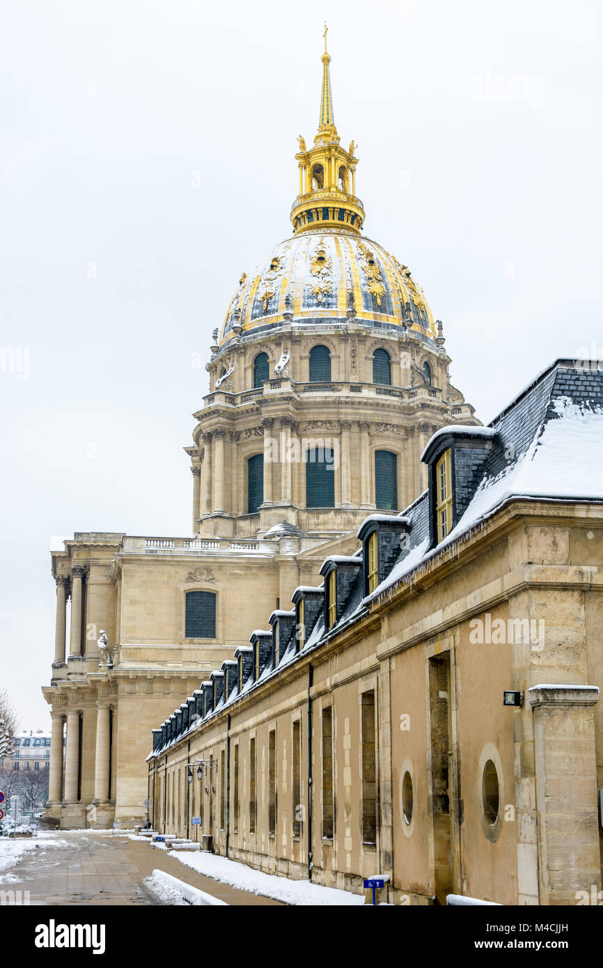 L'hiver à Paris dans la neige. Vue de côté le dôme doré des Invalides recouverte de neige et l'aile de l'hôpital pour les personnes à mobilité réduite. Banque D'Images