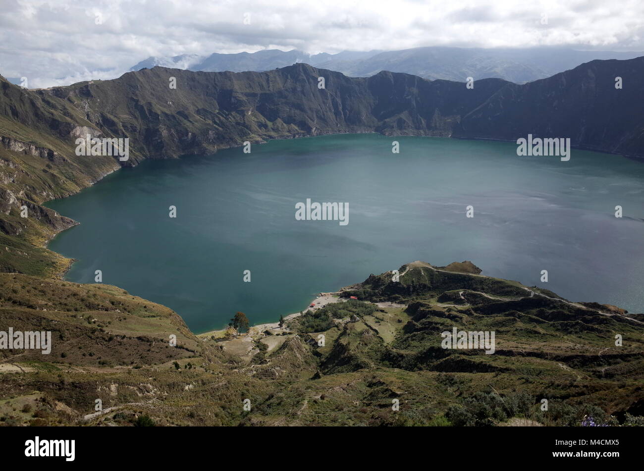 Une vue sur le lac de Quilotoa, un ancien volcan et point de départ de la boucle de Quilotoa Banque D'Images