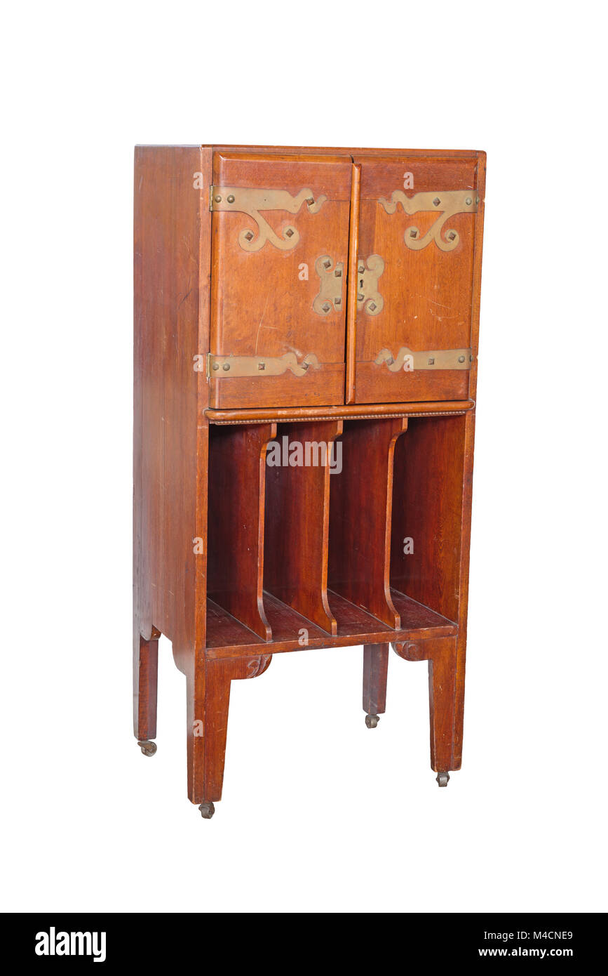 Vintage meubles anciens en cabinet avec des portes et des emplacements de stockage isolé sur blanc Banque D'Images