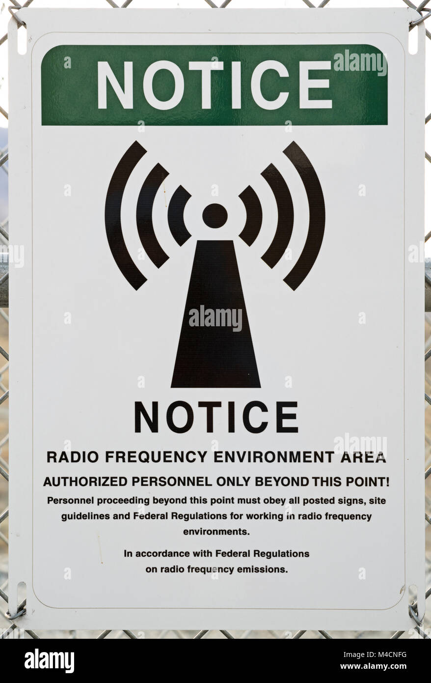 Fréquence radio avis environnement panneau d'avertissement sur une clôture de Banque D'Images