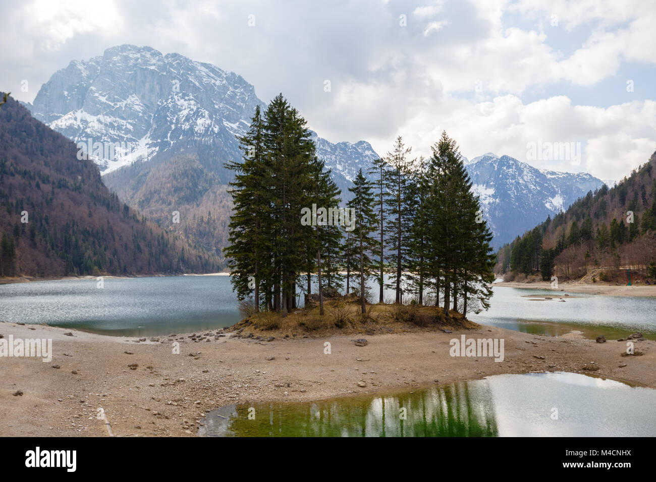 Île isolée dans la région de Lago del Predil, Alpes Juliennes, Italie, Europe. Banque D'Images