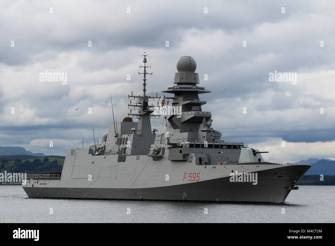 Son Luigi Rizzo (F565), une frégate de classe Bergamimi exploités par la marine italienne, comme elle passe Greenock à son arrivée pour l'exercice Joint Warrior 17-2. Banque D'Images