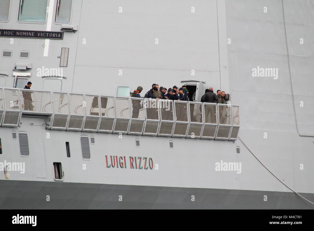 Les membres de l'équipage de la marine italienne a son Luigi Rizzo (F565), look à la côte alors que le navire passe Greenock, à l'arrivée pour l'exercice Joint Warrior 17-2. Banque D'Images