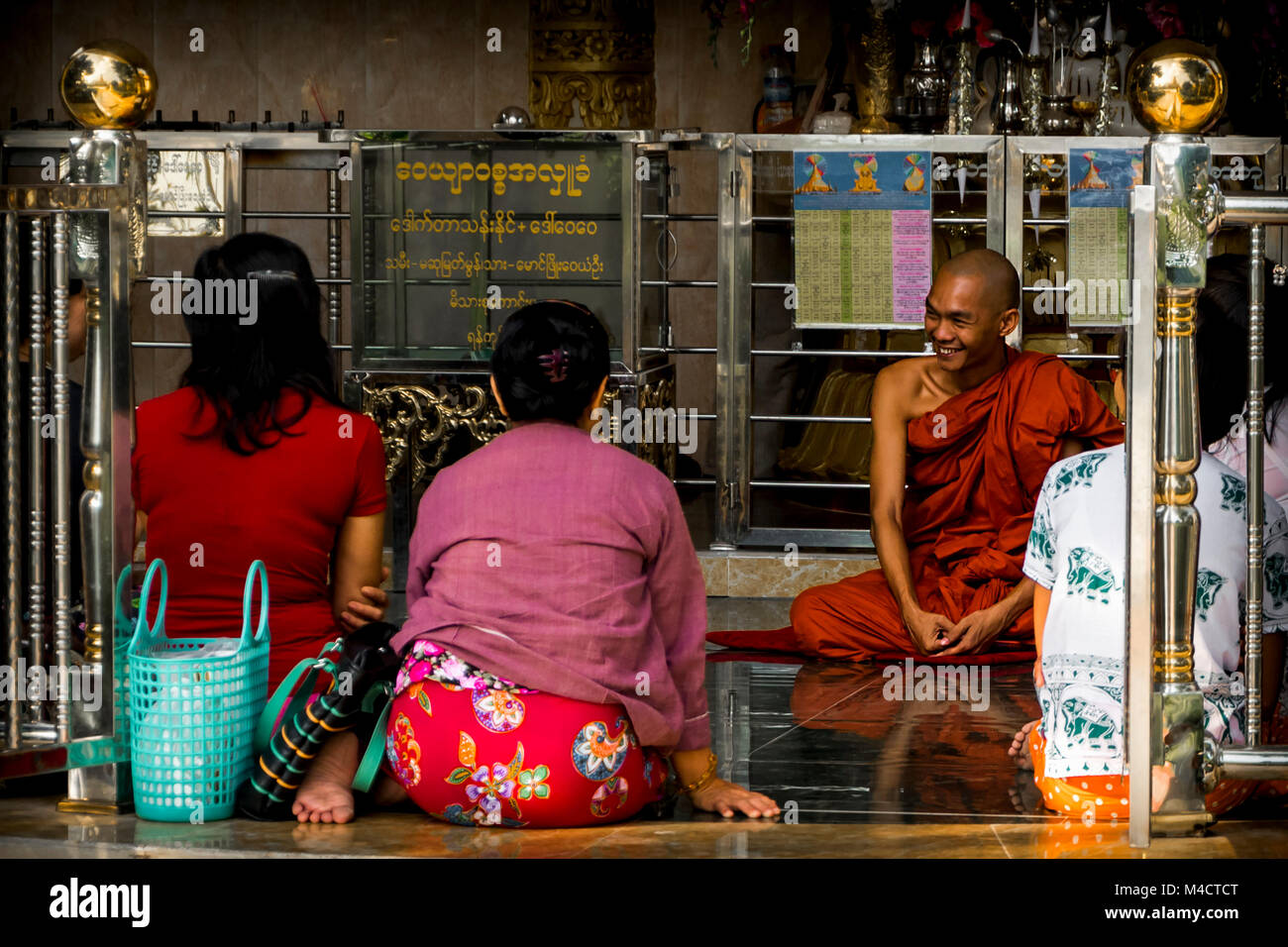 Monk et disciples rencontrez en Gaba Aye pagoda Yangon Myanmar Banque D'Images