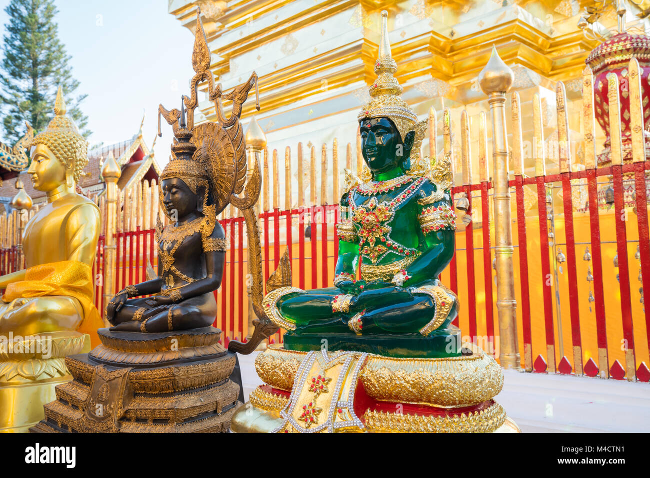 CHIANG MAI, THAÏLANDE - janvier 26, 2017 ; doré, noir et statues de Bouddha de Jade à la base du chedi doré Wat Phra That Doi Suthep temple Banque D'Images