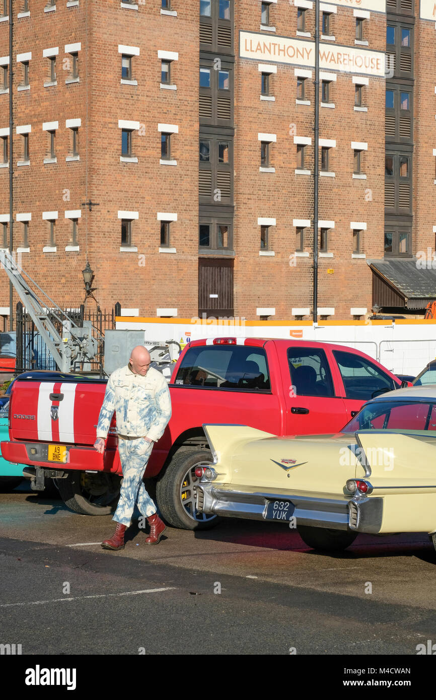 Rassemblement de véhicules à moteur américain classique dans Orchard Square,Gloucester Docks,Angleterre Banque D'Images