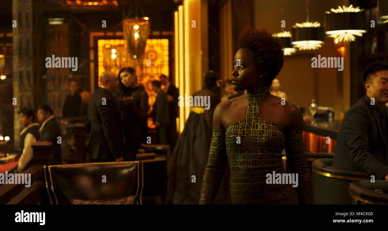 DATE DE SORTIE : Février 16, 2018 Title : STUDIO : les studios de merveille Directeur : Ryan Coogler PLOT : T'Challa, après la mort de son père, le roi de Wakanda, revient à la maison à l'isolement, technologiquement avancé nation africaine à réussir au trône et prendre sa juste place en tant que roi. Avec : Marvel Studios en panthère noire..Nakia (Lupita Nyong'o)...(Image Crédit : © Marvel Studios/photos) Banque D'Images