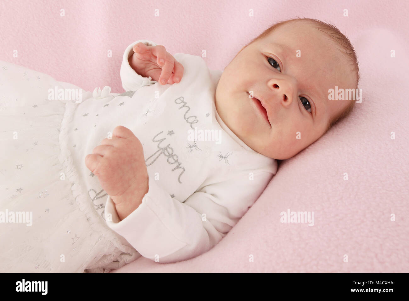 Bébé nouveau-né fille dans un berceau en pépinière, beau bébé détendu et heureux Banque D'Images