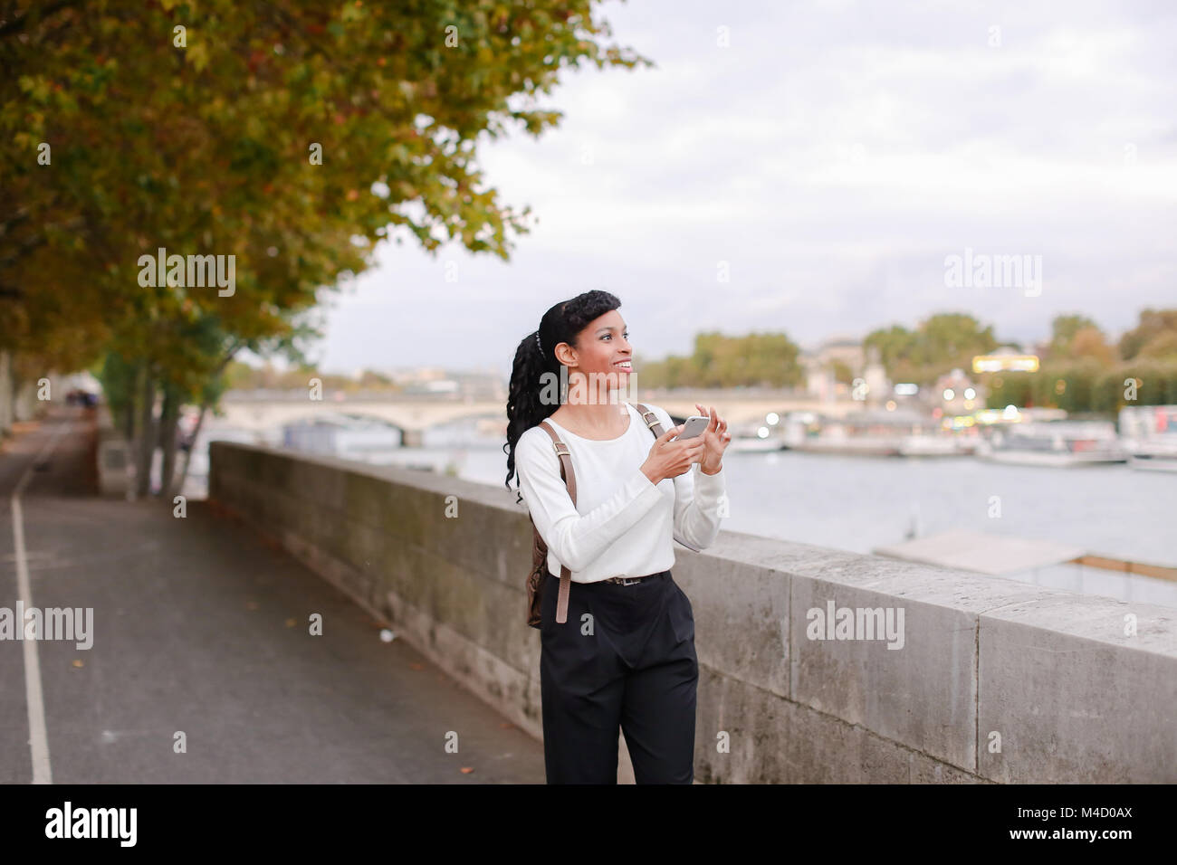 La marche sur le modèle street et le tournage des vidéos en pauses entre les ph Banque D'Images