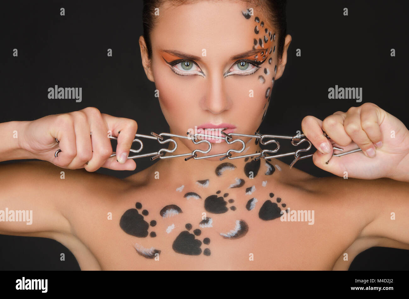 Jeune femme avec motifs animaliers et collier Banque D'Images