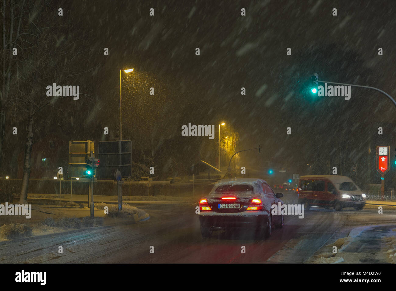 Traversée de la rue la nuit en pleine tempête Banque D'Images