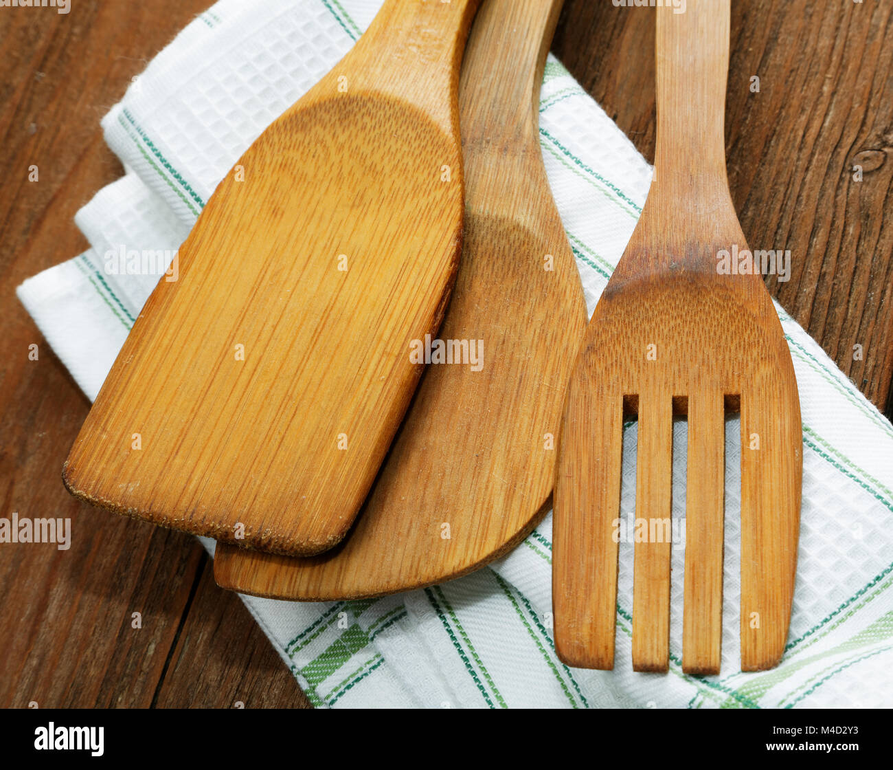 Serviettes de cuisine et des lames pour la viande sur la table Banque D'Images