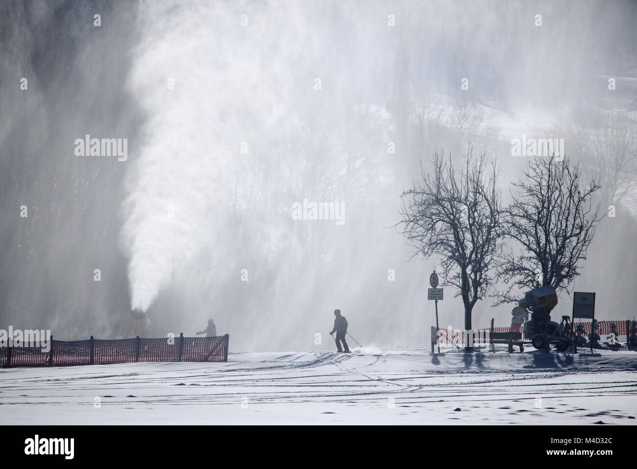 Willingen, Allemagne - Février 7th, 2018 - Ski de fond avec tir de canon à neige nuages de neige poudreuse Banque D'Images