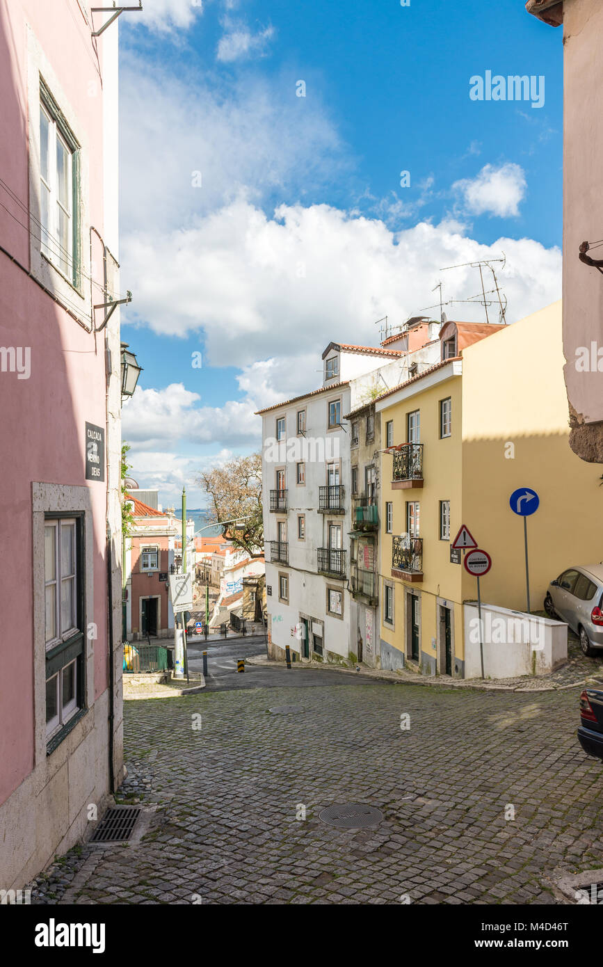 Avec des rues et maisons anciennes à Lisbonne Banque D'Images
