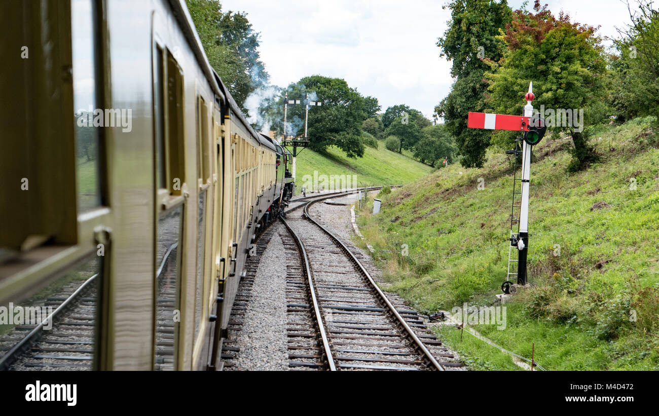 Une vue le long des voies de chemin de fer du Gloucestershire Warwickshire et du patrimoine ferroviaire à vapeur ligne. Photo prise à partir d'un chariot. Le Gloucestershire, Royaume-Uni. Banque D'Images