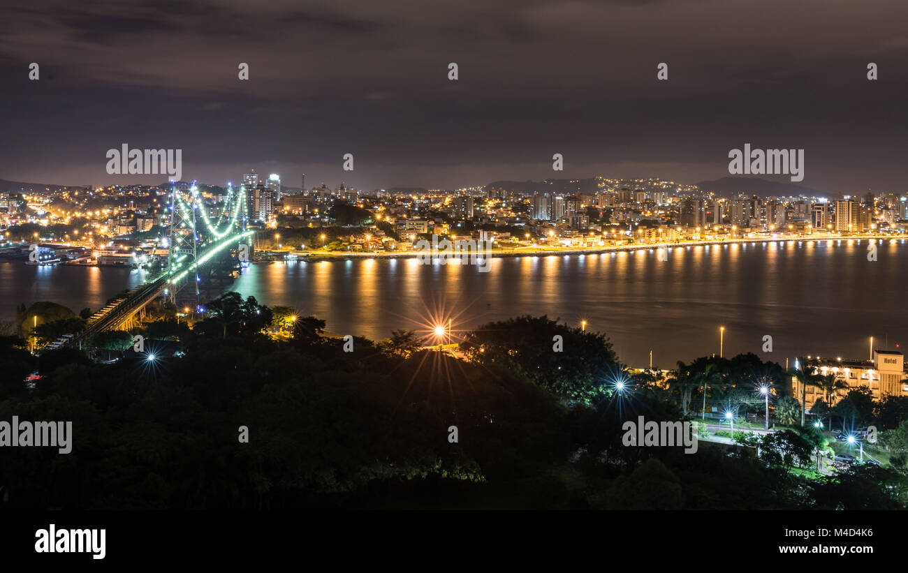 L'aéroport international Hercilio Luz Bridge at night, Florianopolis, Brésil. Banque D'Images