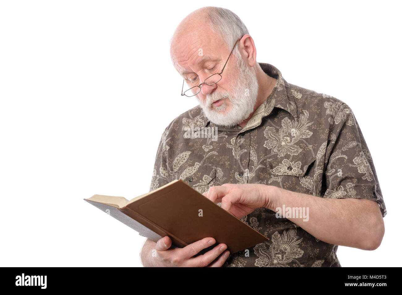 Senior man reading a book, isolated on white Banque D'Images