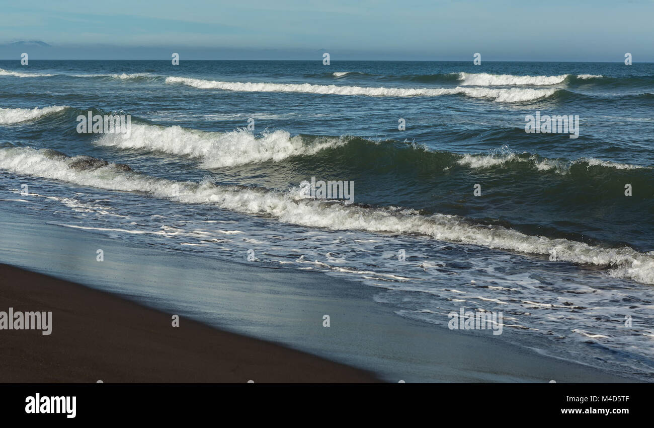 Khalaktyrsky avec plage de sable noir. Lavage de l'océan pacifique de la péninsule du Kamtchatka. Banque D'Images