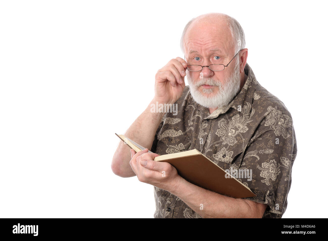 Senior man reading a book, isolated on white Banque D'Images