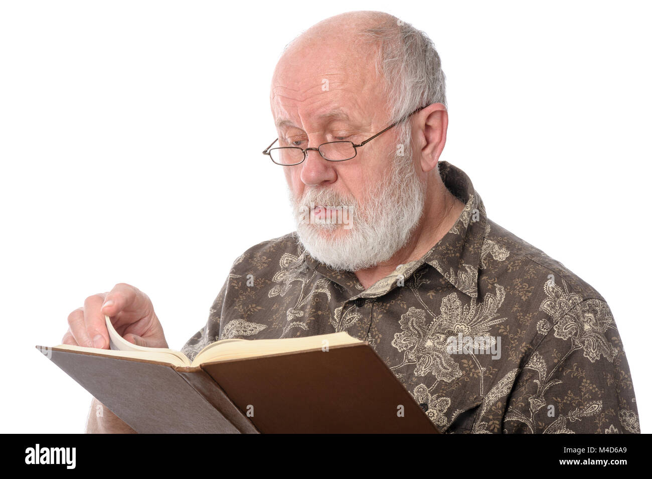 Senior man reading a book, isolated on white Banque D'Images
