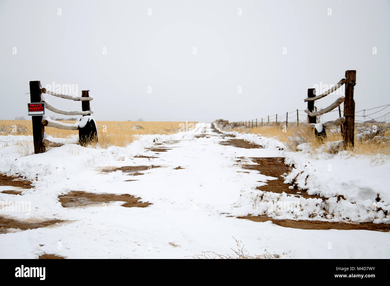 Deux poteaux marquant l'entrée d'un sentier dans la neige patché désert de l'Utah. Banque D'Images