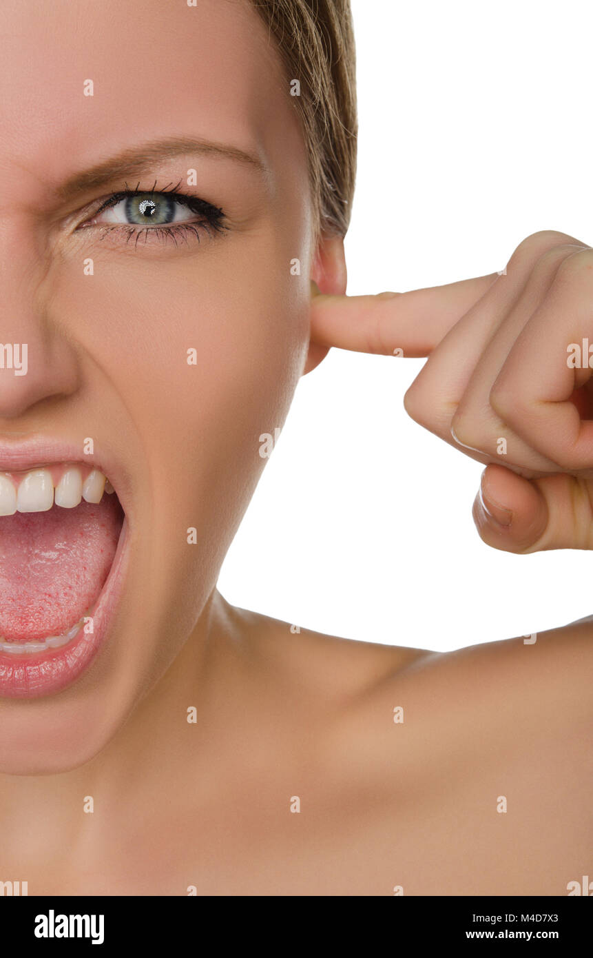 Belle femme hurlant couvre oreille avec son doigt Banque D'Images
