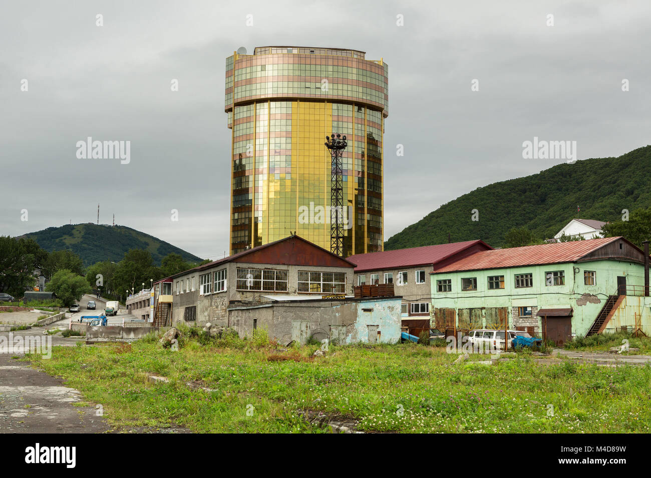 Bâtiment moderne de plusieurs étages, centre d'affaires parmi les vieux bâtiments délabrés à Yichun. Banque D'Images