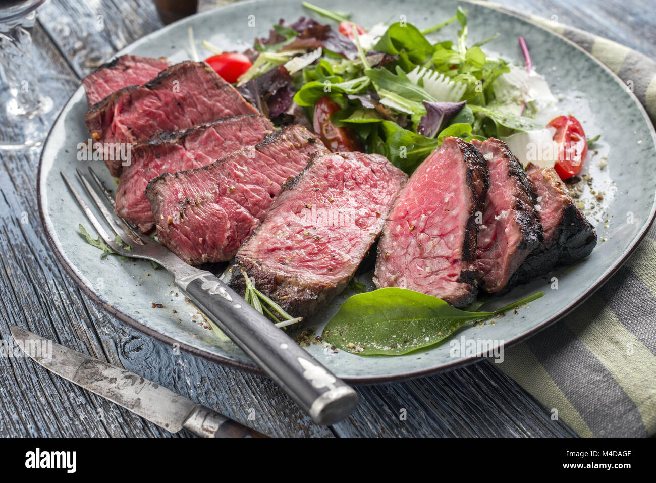 Point Wagyu Steak avec salade italienne Banque D'Images
