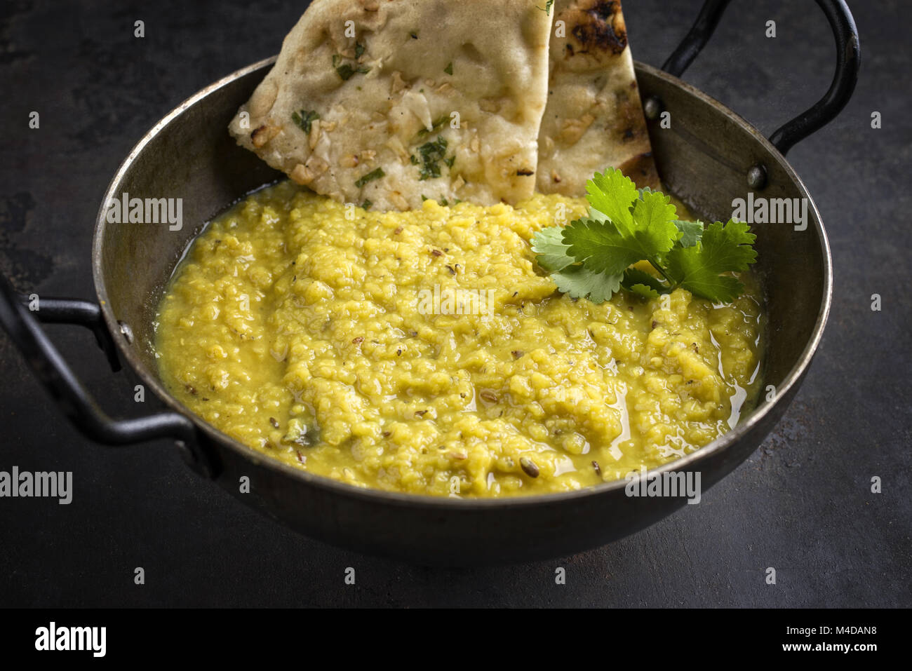 Dal indien dans un bol de soupe avec Chapati Banque D'Images