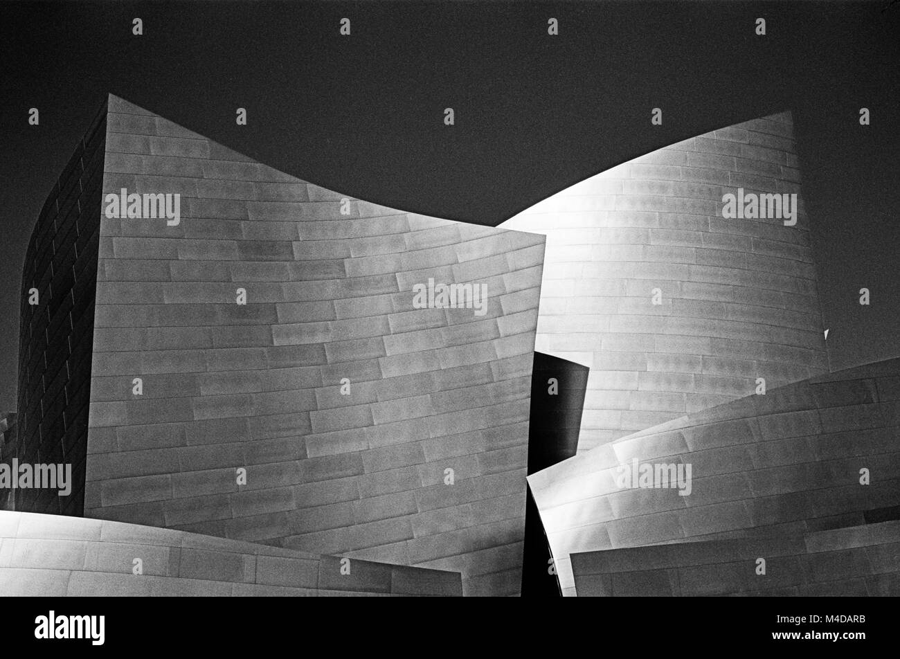 LOS ANGELES, États-unis - 03 NOVEMBRE 2014 : deux des tours de l'Orchestre Philharmonique de Disney Hall à Los Angeles, conçu par Frank Gehry, scintillent dans Banque D'Images