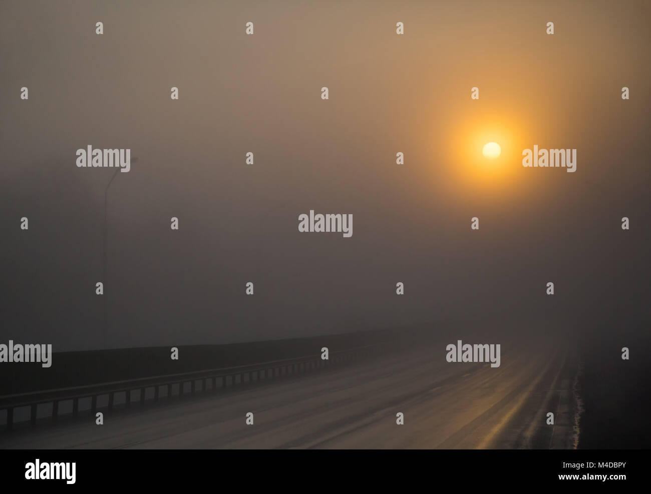 La route dans la brume, le lever du soleil Banque D'Images