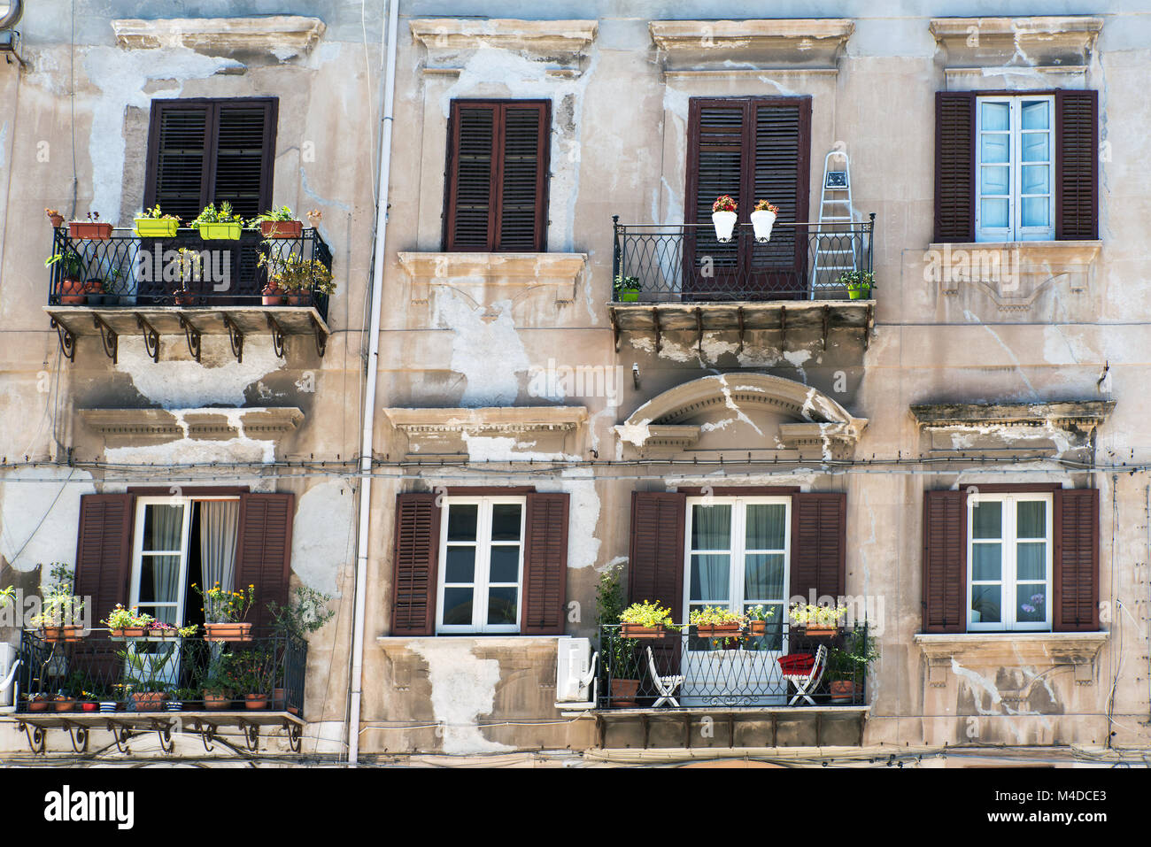 Façade d'une vieille habitation à Palerme, Sicile Banque D'Images