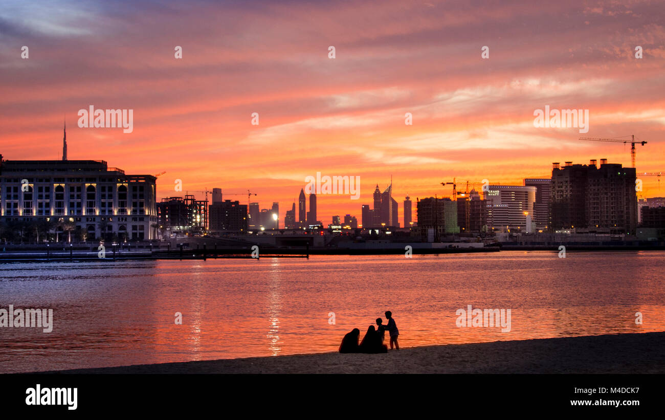 Crépuscule sur la crique de Dubaï Festival vu de promenade de la ville, Banque D'Images