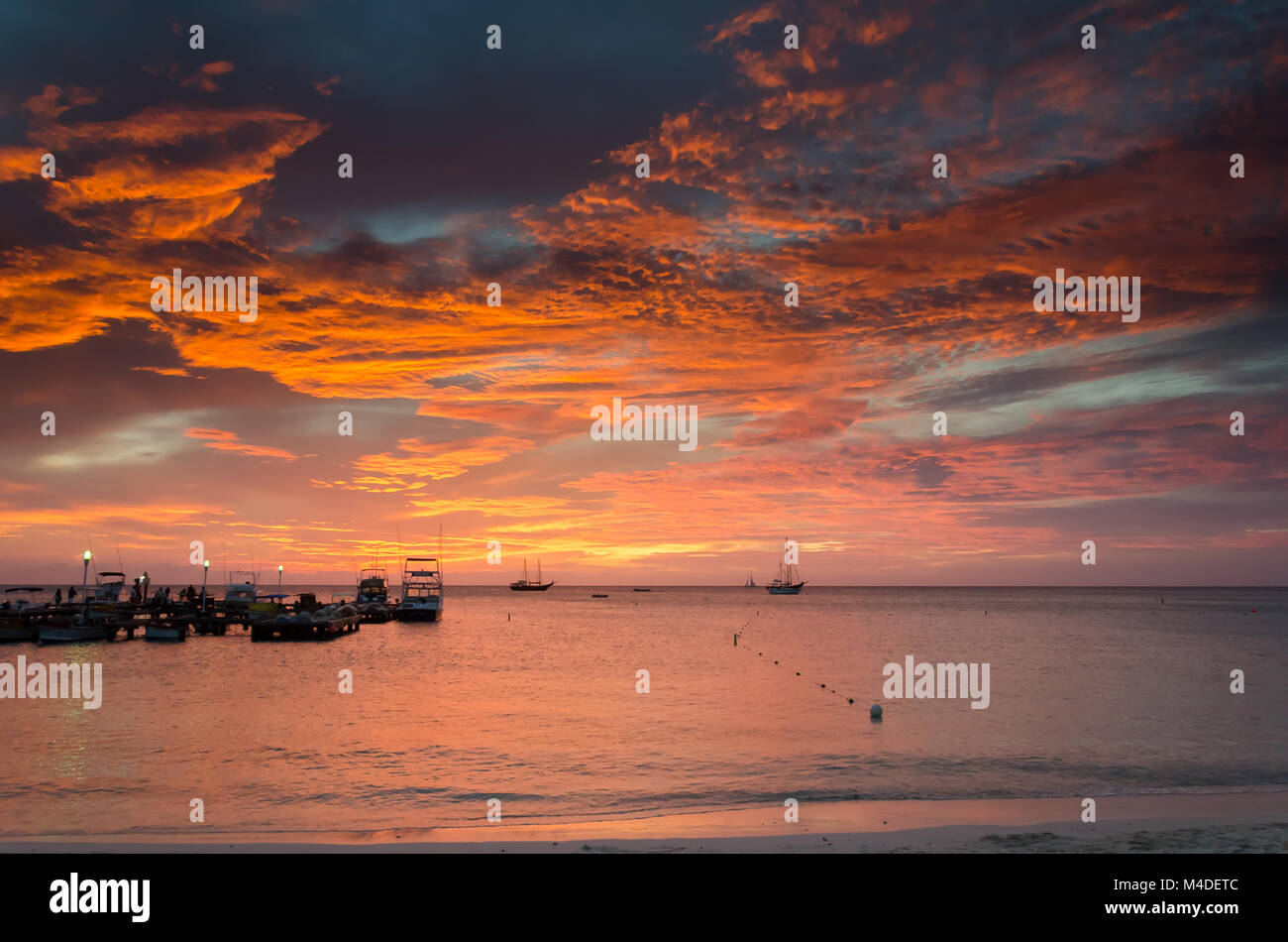 L'heure d'or avec des voiliers sur la mer ancrée Banque D'Images