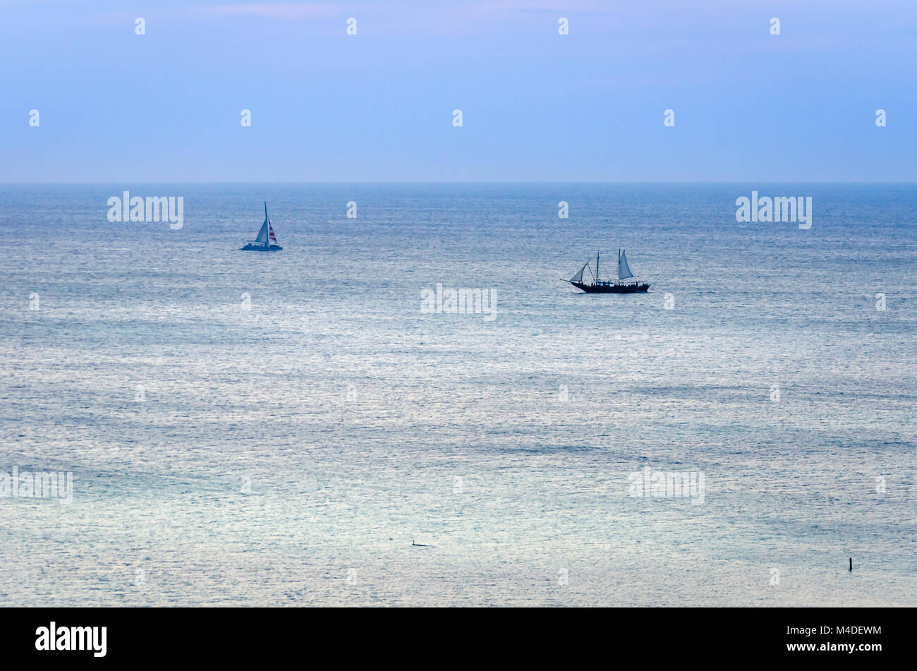 Crépuscule en mer avec voyage voile silhouette Banque D'Images
