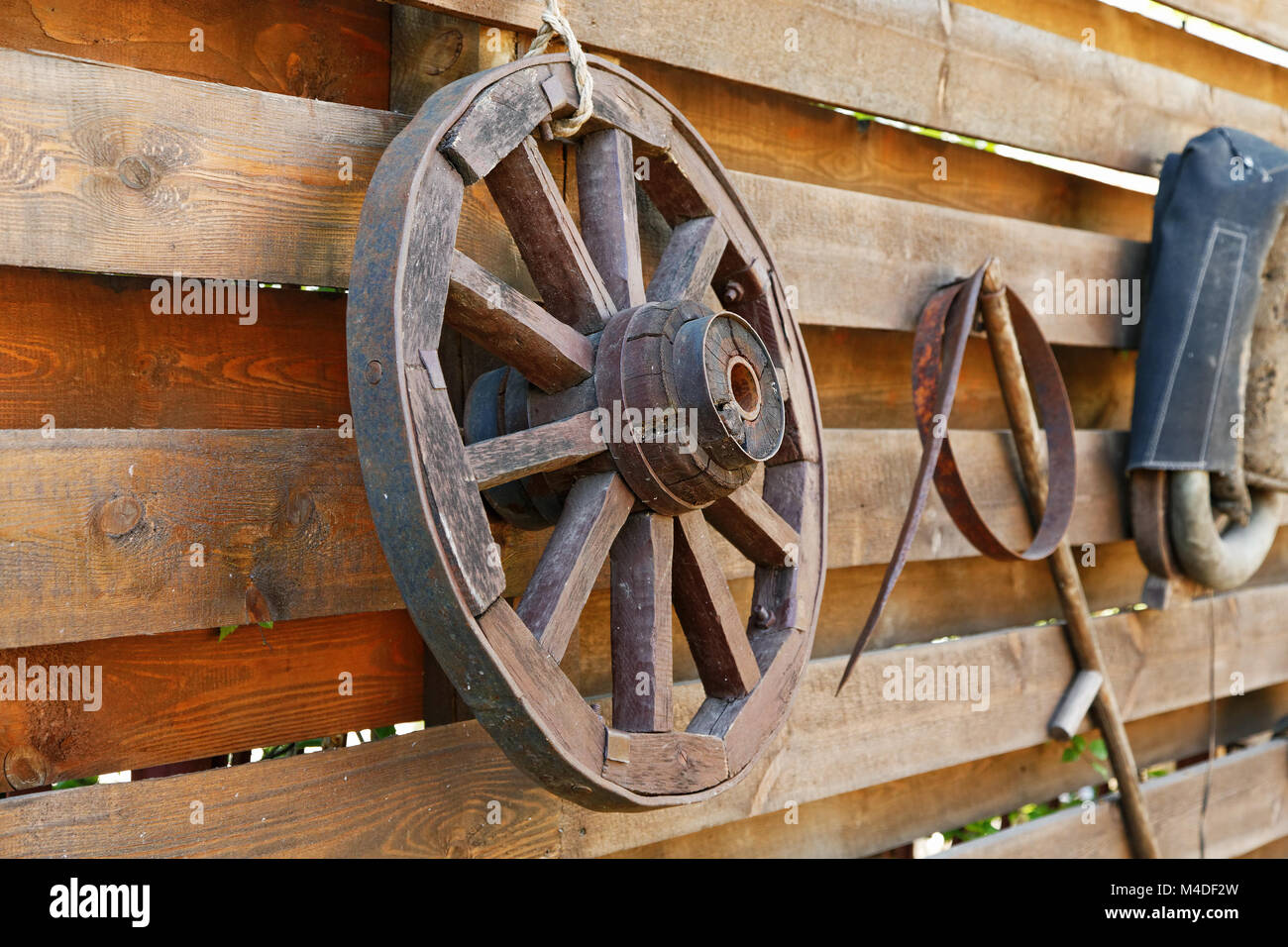 Roue de chariot en bois sur la clôture Banque D'Images