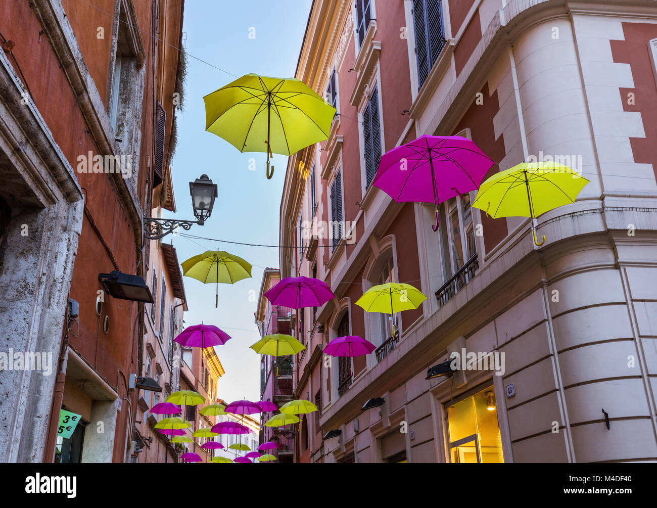 Décorées avec des parapluies colorés de la rue Tivoli - Italie Banque D'Images