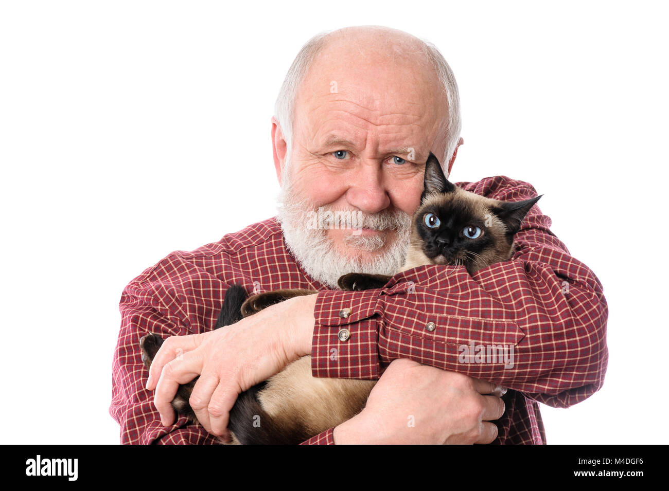 Man souriant avec cat isolated on white Banque D'Images
