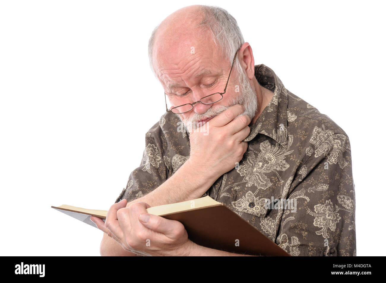 Senior man reading a book, isolated on white Banque D'Images
