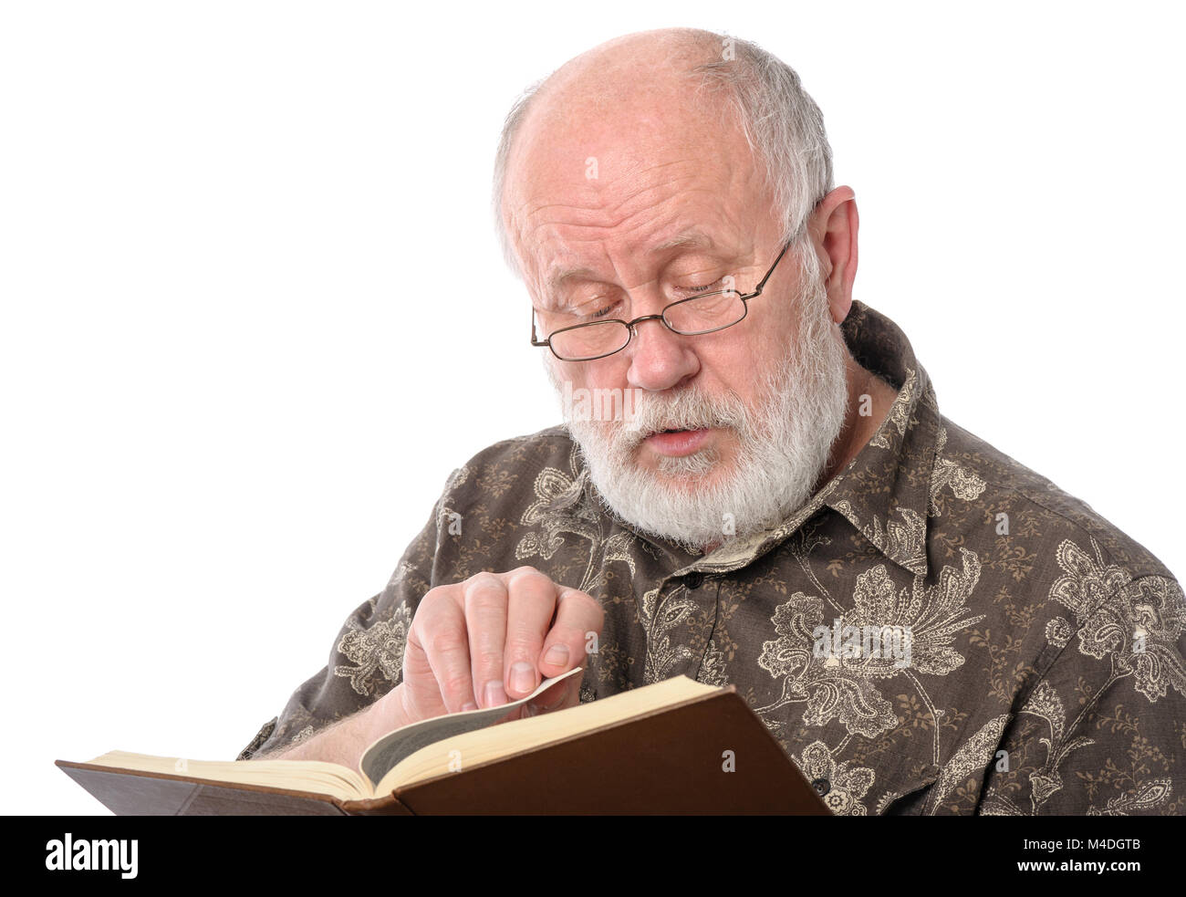 Senior man reading a book, isolated on white Banque D'Images