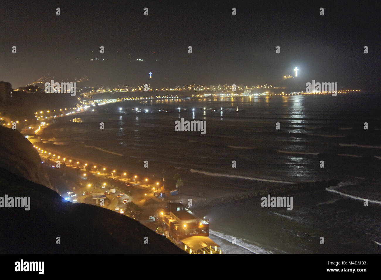 Lima, Pérou, avec vue sur la plage de nuit Banque D'Images