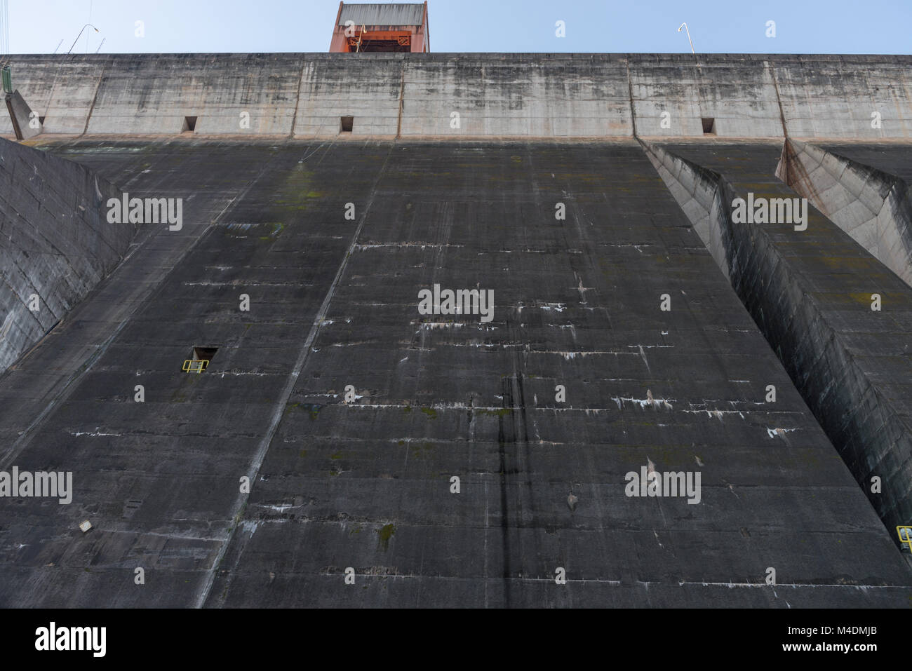 Vue sur le barrage d'Itaipu remblai géant Banque D'Images