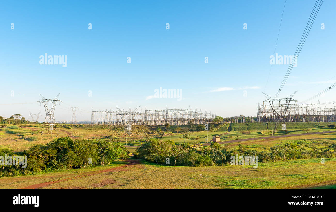 Vue sur le barrage d'Itaipu power lines Banque D'Images