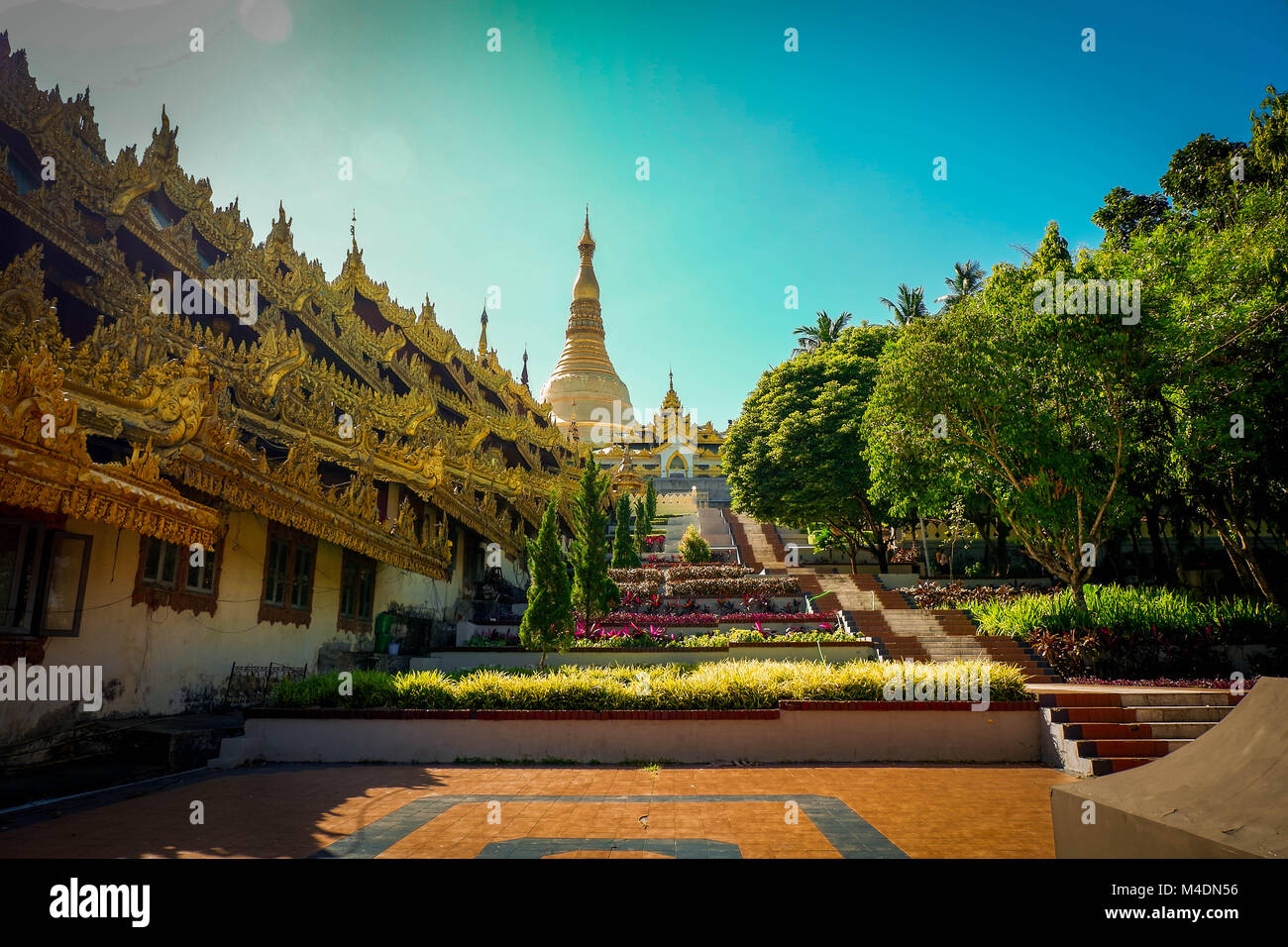 Porte d'entrée ouest de la pagode Shwedagon à Yangon Myanmar Banque D'Images
