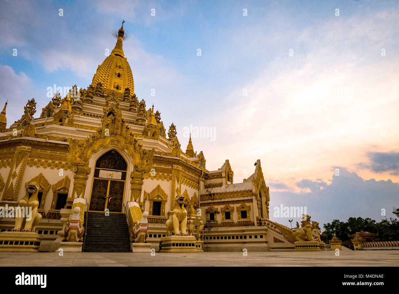 En dehors de Swe Taw Myat (Buddha Tooth Relic) Yangon Myanmar pagode au coucher du soleil Banque D'Images