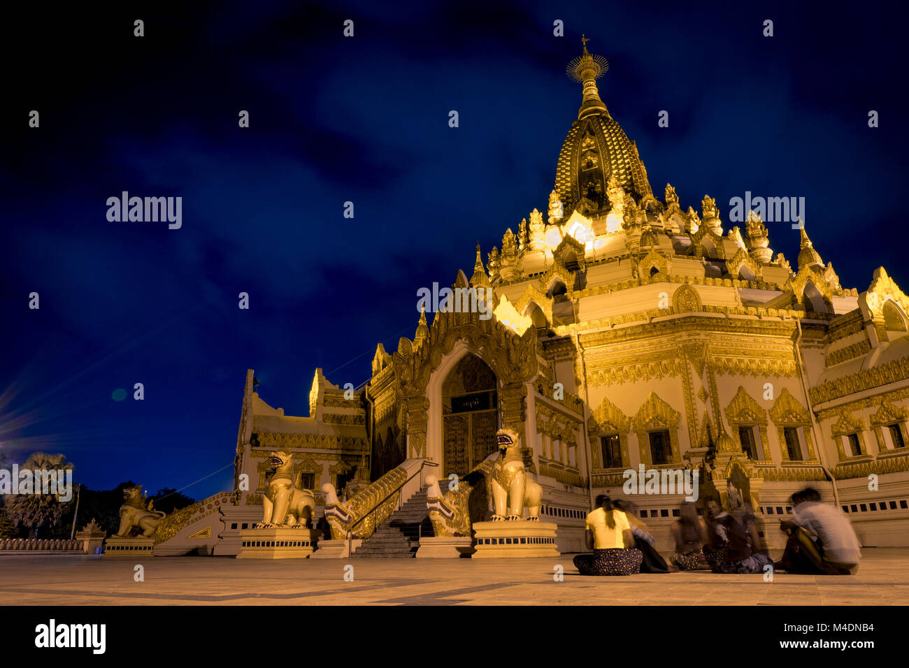 En dehors de Swe Taw Myat (Buddha Tooth Relic) Yangon Myanmar pagode de nuit Banque D'Images