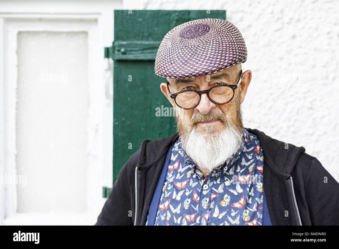 Un vieil homme et ses lunettes Banque D'Images