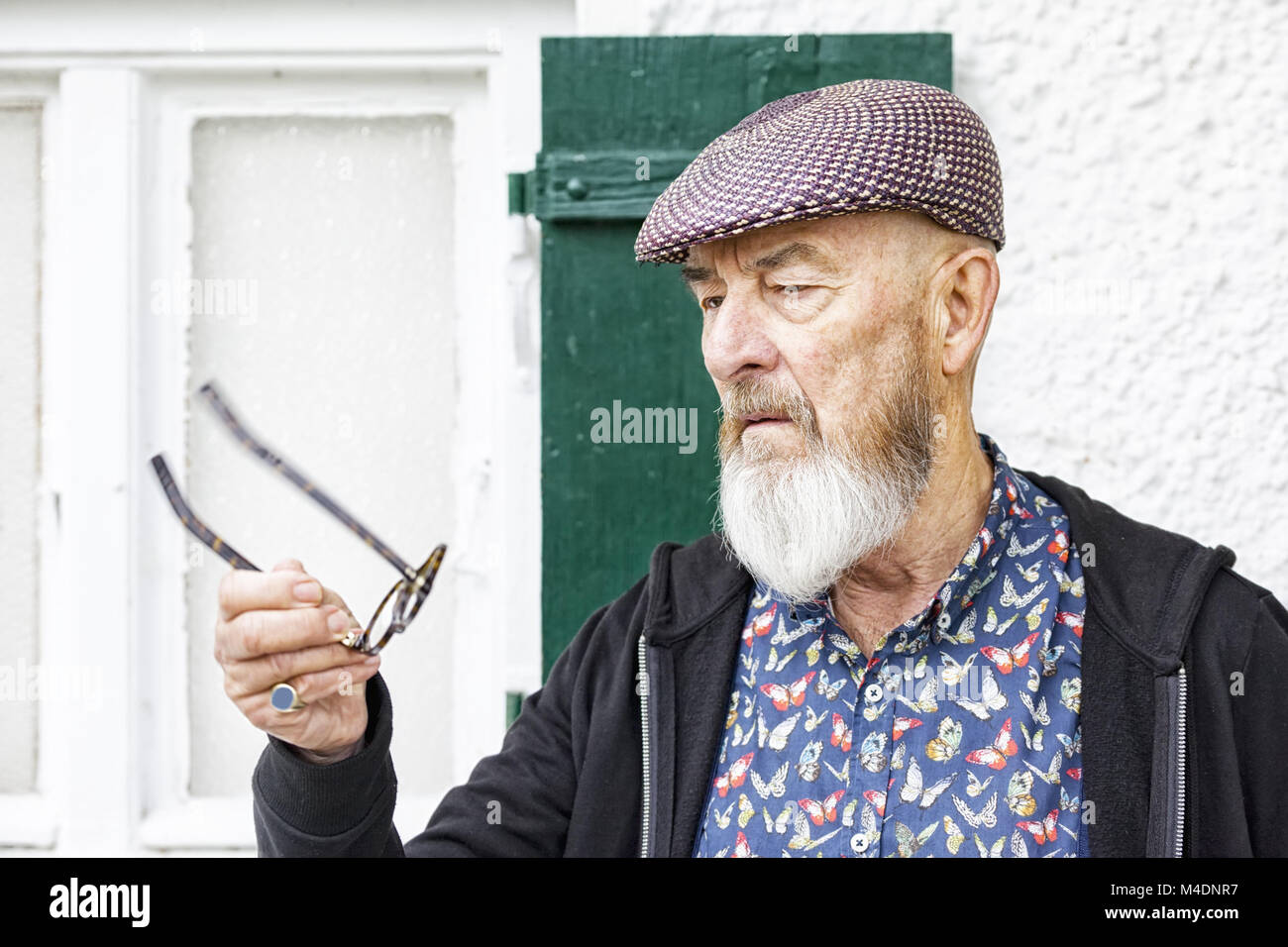 Un vieil homme et ses lunettes Banque D'Images