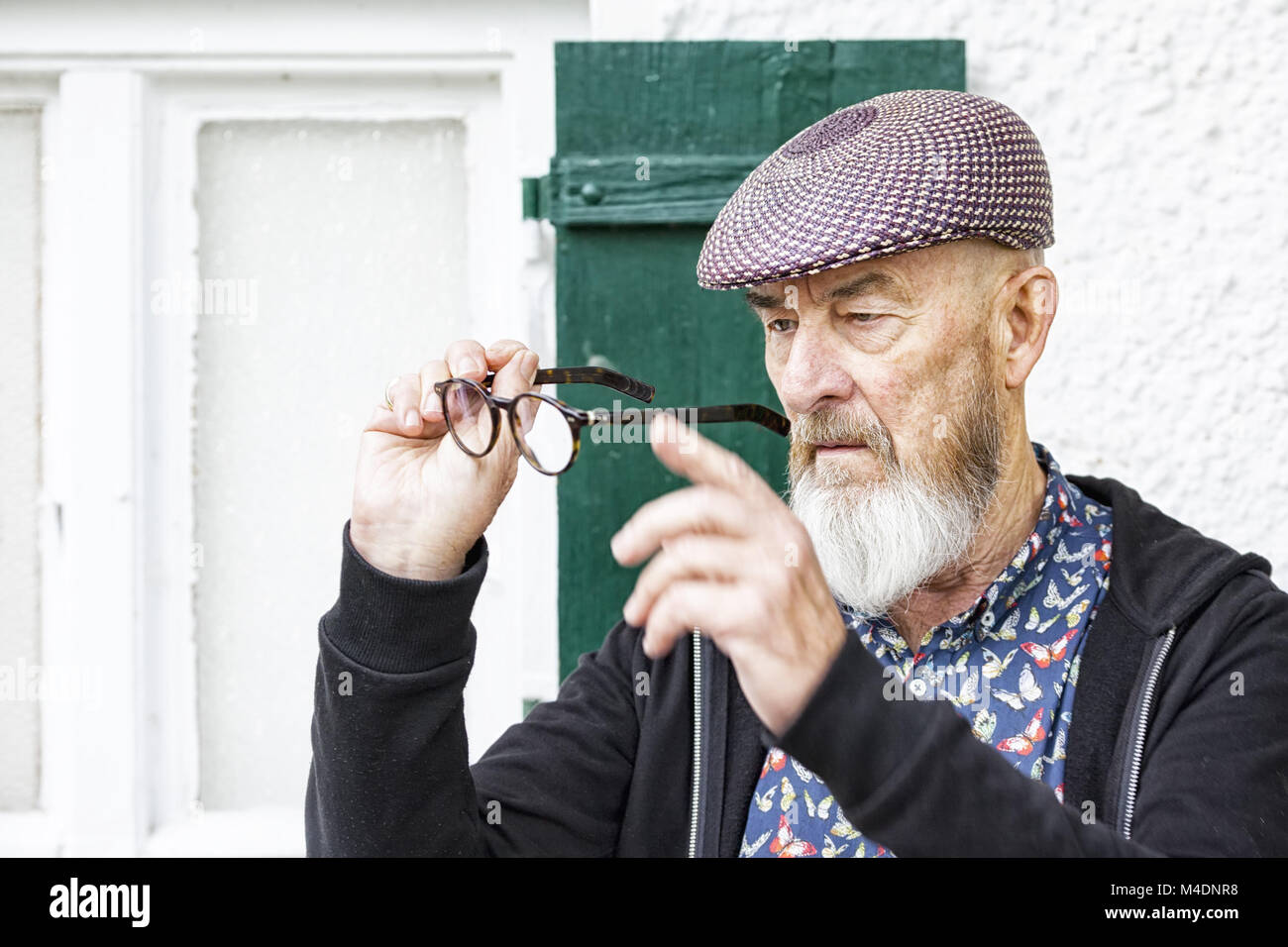 Un vieil homme et ses lunettes Banque D'Images