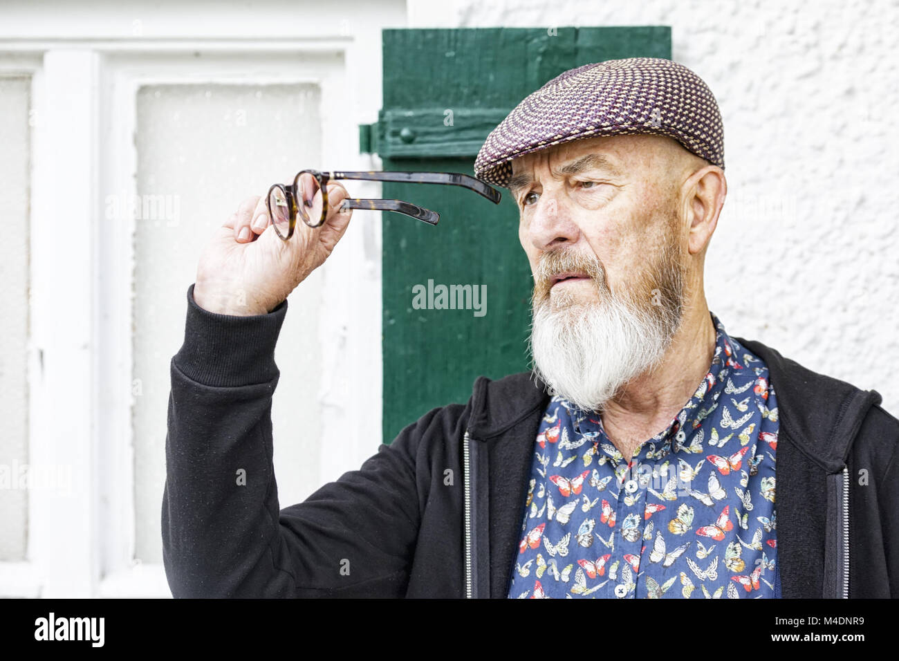 Un vieil homme et ses lunettes Banque D'Images